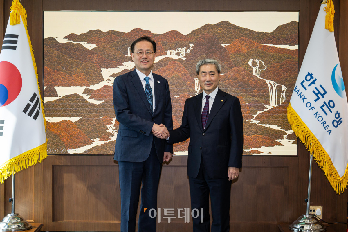 ▲이형일 부총리 겸 재정경제부 장관이 28일 서울 중구 한국은행 본점을 방문해 신현송 한국은행 총재와 면담에 앞서 기념촬영을 하고 있다. 고성준 기자 joonko1@