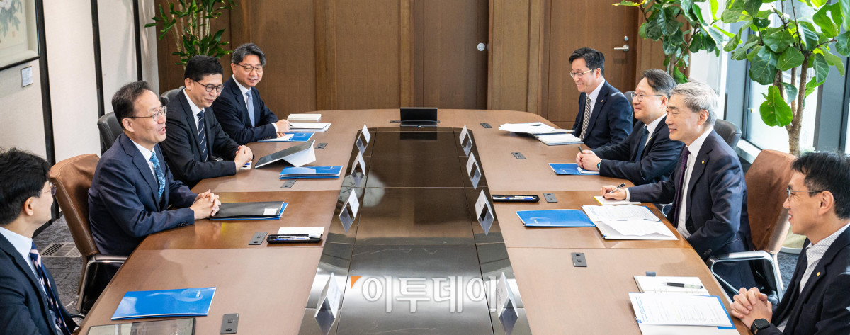 ▲이형일 부총리 겸 재정경제부 장관이 28일 서울 중구 한국은행 본점을 방문해 신현송 한국은행 총재와 면담하고 있다. 고성준 기자 joonko1@