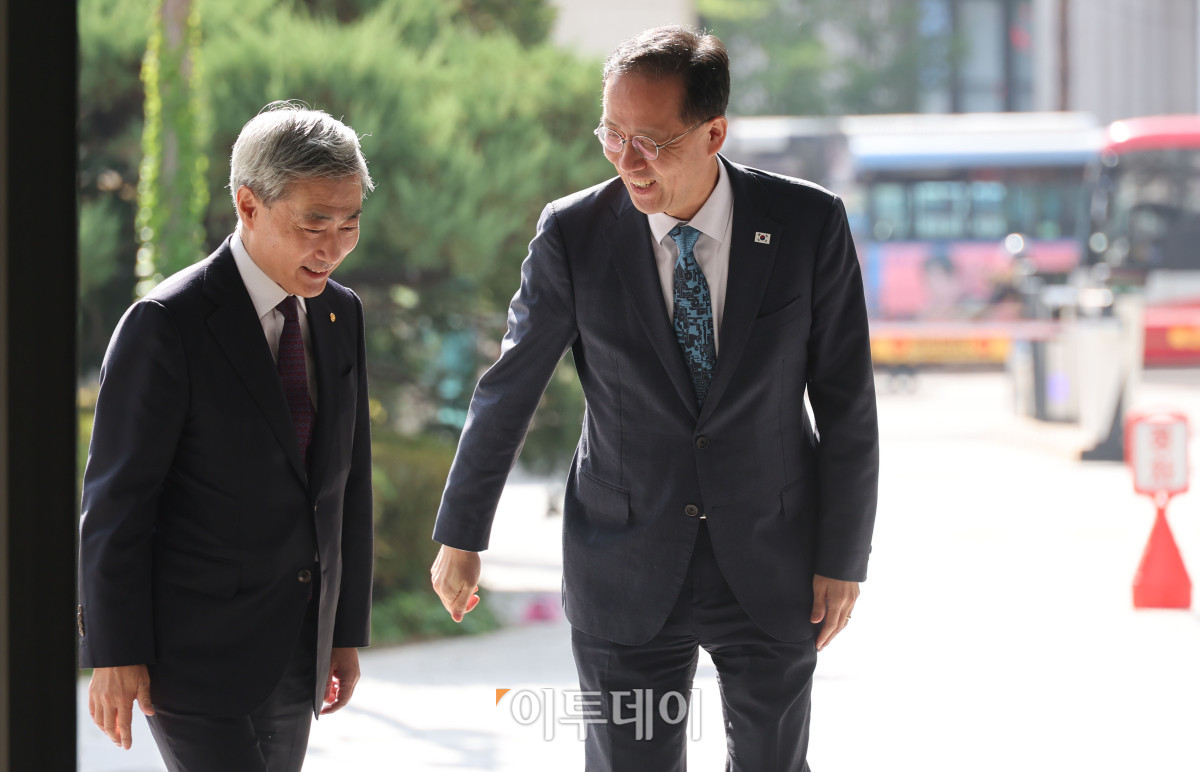 ▲신현송 한국은행 총재가 28일 서울 중구 한국은행에서 회동을 위해 방문한 이형일 경제부총리를 영접하고 있다. 고성준 기자 joonko1@