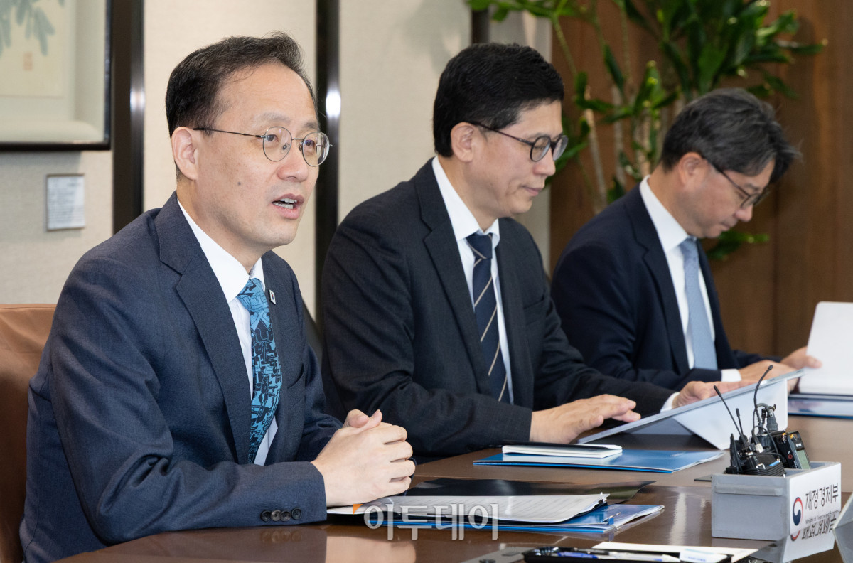 ▲이형일 부총리 겸 재정경제부 장관이 28일 오전 서울 중구 한국은행 본부에서 신현송 한국은행 총재와 면담을 하기에 앞서 모두발언을 하고 있다. 고성준 기자 joonko1@