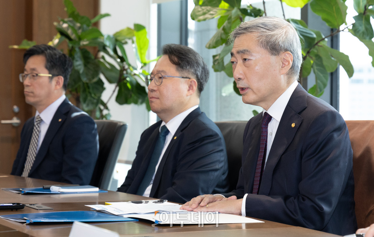 ▲신현송 한국은행 총재가 28일 오전 서울 중구 한국은행 본부에서 이형일 부총리 겸 재정경제부 장관과 면담을 하기에 앞서 모두발언을 하고 있다. 고성준 기자 joonko1@