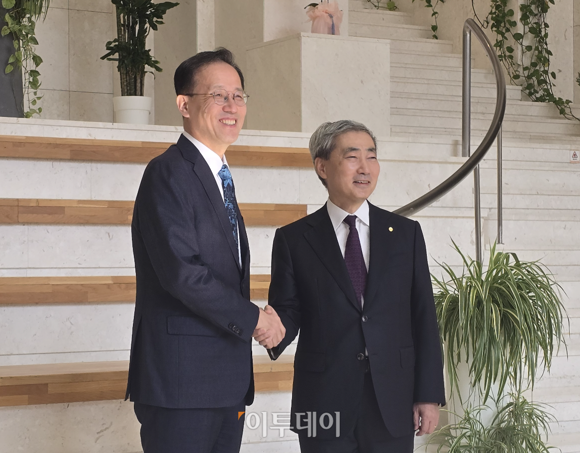 ▲이형일 경제부총리 겸 재정경제부 장관(사진 왼쪽)과 신현송 한국은행 총재가 28일 오전 10시 한국은행 본관 로비에서 만나 악수를 나누고 있다. (배근미 기자 athena3507@)