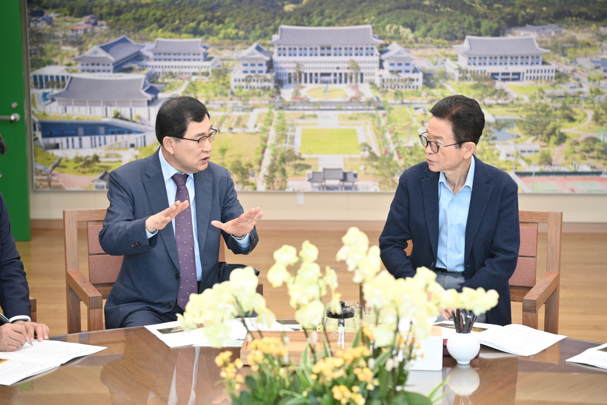 ▲주낙영 경주시장이 28일 경상북도를 방문해 이철우 경상북도지사와 면담을 갖고, APEC 정상회의 후속사업과 방폐장 유치지역지원사업 재편 등 7개 주요 현안에 대해 지원을 요청했다. (경주시)