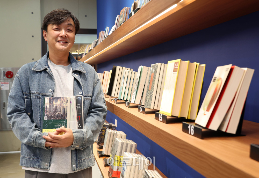 ▲예스24 오프라인 매장 개관 10주년을 기념해 서울 양천구 예스24 목동점에서 김원범 매장영업팀 파트장이 이투데이와 인터뷰에 앞서 포즈를 취하고 있다. 고이란 기자 photoeran@