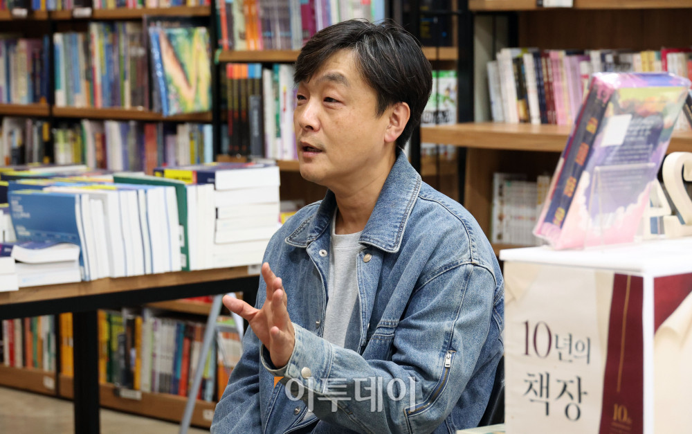▲예스24 오프라인 매장 개관 10주년을 기념해 서울 양천구 예스24 목동점에서 김원범 매장영업팀 파트장이 이투데이와 인터뷰를 하고 있다. 고이란 기자 photoeran@