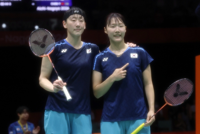 ▲28일 일본 아이치현 이치노미야 시립체육관에서 열린 2026 아이치·나고야 아시안게임 배드민턴 여자 복식 준결승. 대한민국 이소희-백하나가 일본 우에사카 린-나카니시 기에 조를 상대로 세트스코어 2대0으로 승리한 뒤 기뻐하고 있다. (연합뉴스)