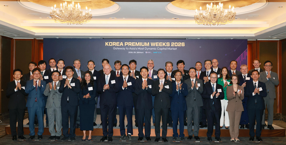 ▲이억원 금융위원장(사진 맨 앞줄 오른쪽에서 여섯 번째) 28일 오전 서울 소공동 더그랜드롯데 서울에서 금융위원회와 한국거래소가 올해 최초로 공동 개최한 개최한 코리아 프리미엄 위크 2026 개막식에 참석했다. (출처=금융위원회)