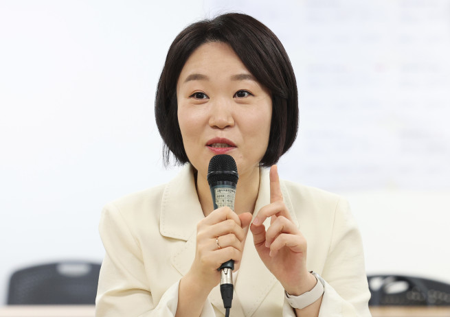▲이소영 신임 중소벤처기업부 장관이 23일 경기도 수원시 영동시장에서 전국상인연합회 및 시장 상인들과 차담회를 하고 있다. 2026.9.23 (연합뉴스)