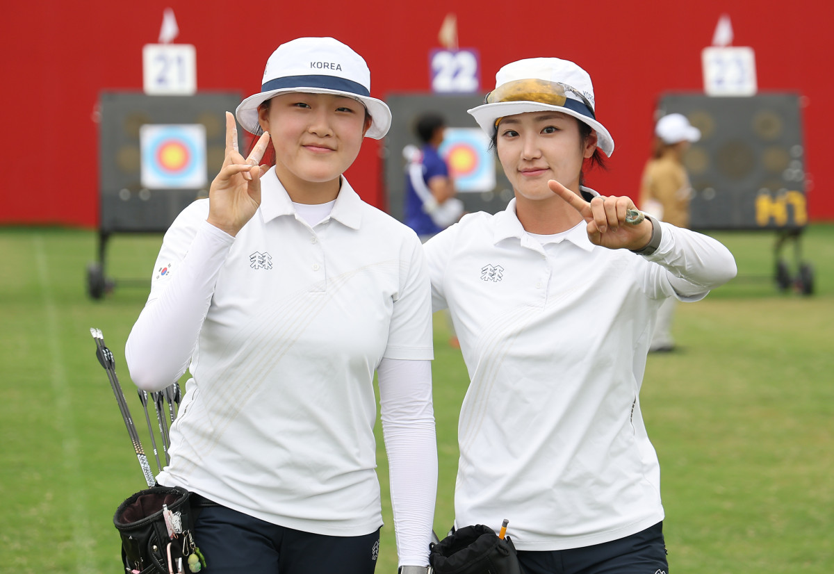 ▲2026 아이치ㆍ나고야 아시안게임 양궁 컴파운드 여자 개인전 16강을 통과한 한국 강연서(왼쪽)과 박정윤이 기뻐하고 있다. (연합뉴스)
