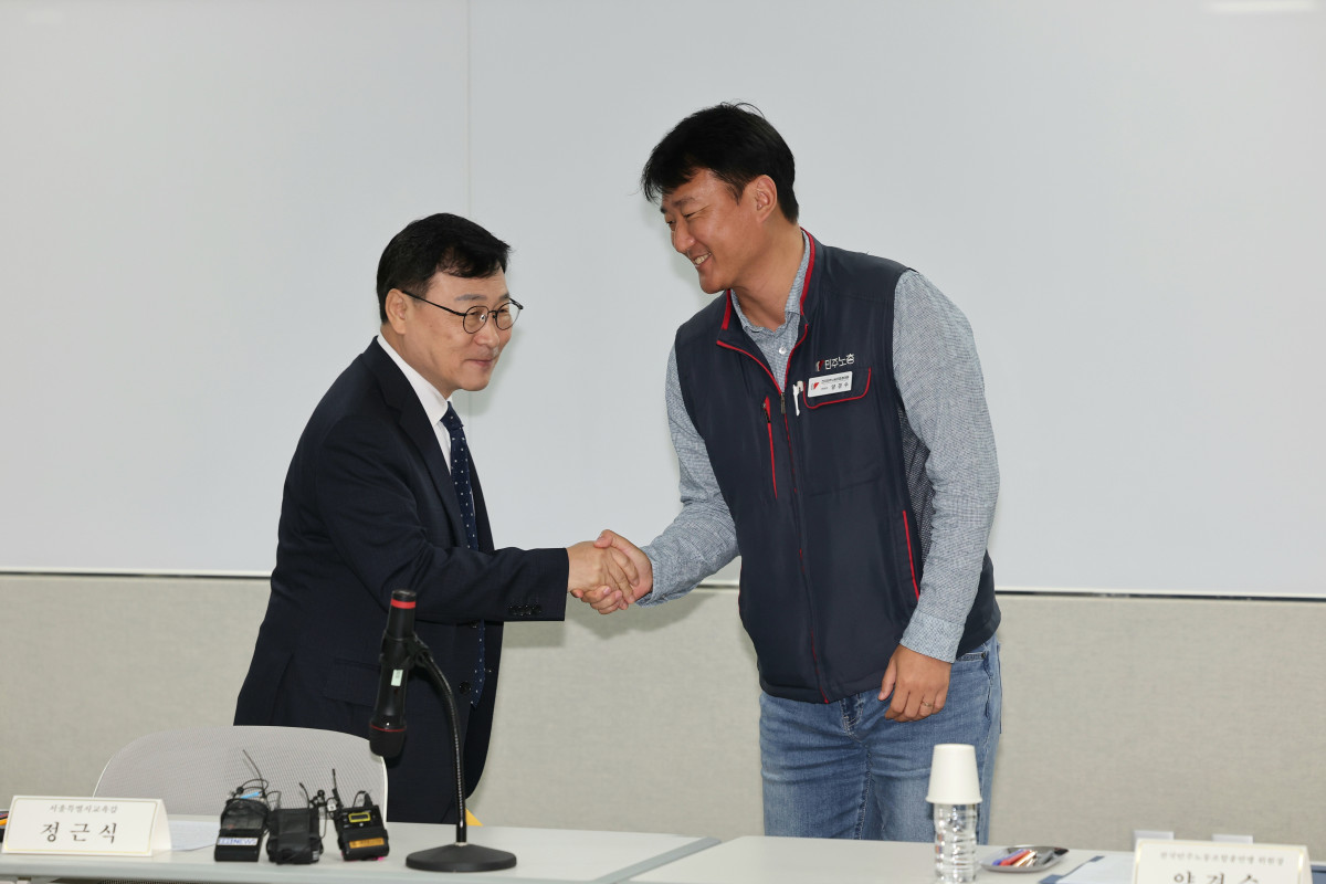 ▲정근식 교육감(왼쪽)과 양경수 민주노총 위원장이 28일 서울 용산구 본청에서 열린 ‘지방교육재정교부금 개편안 반대 및 교육자치·교육재정 위기 대응을 위한 정책간담회’에서 악수하고 있다. (사진=서울시교육청)
