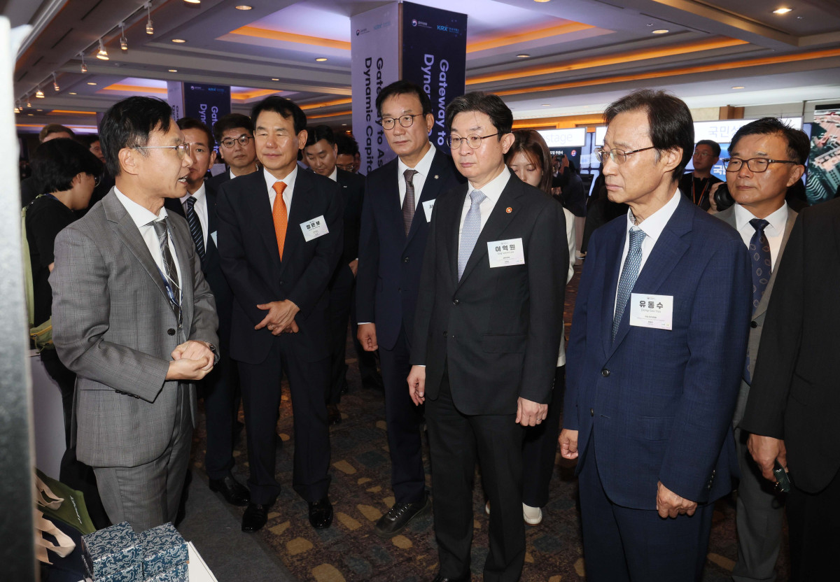 ▲이억원 금융위원장과 정은보 한국거래소 이사장 등 내빈들이 28일 서울 중구 더그랜드롯데 서울에서 열린 ‘코리아 프리미엄 위크 2026’에 앞서 코스콤 부스를 둘러보고 있다. 신태현 기자 holjjak@