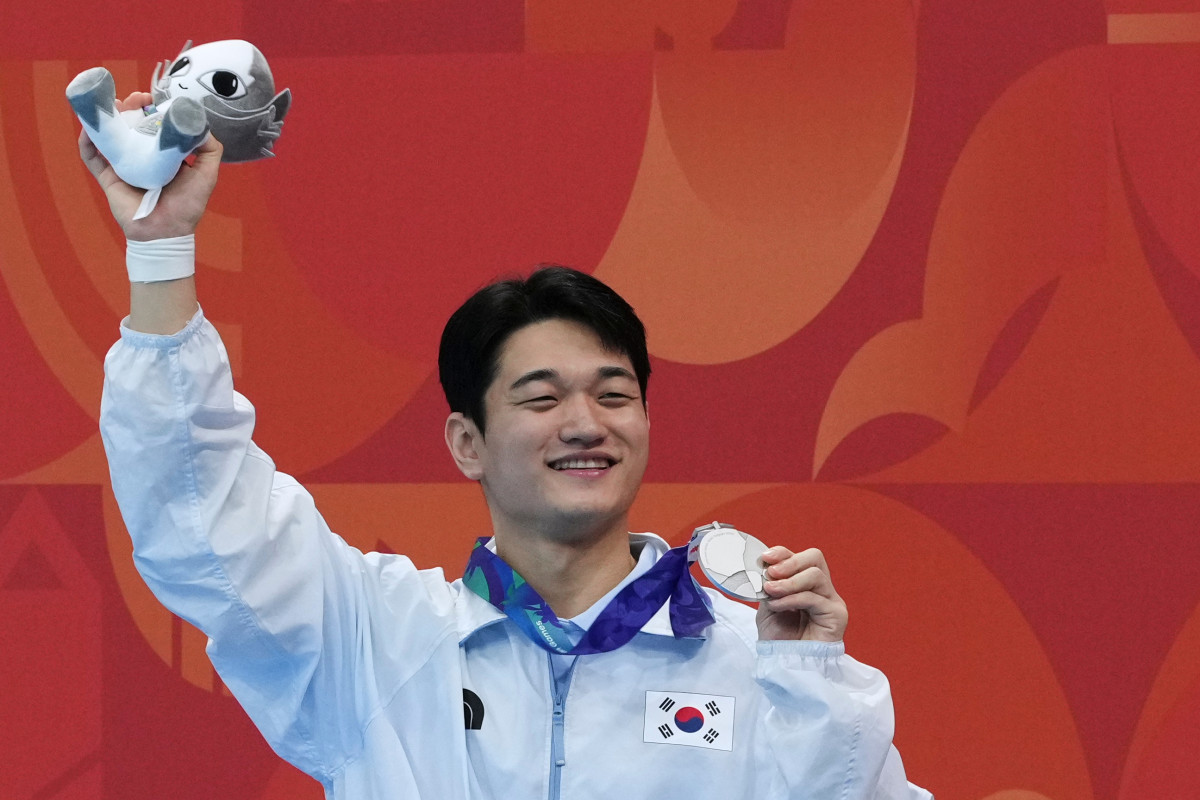 ▲김영남이 28일 일본 도쿄에서 열린 2026 아이치ㆍ나고야 아시안게임 다이빙 남자 1m 스프링보드 결승에서 은메달을 획득한 뒤 시상식에서 메달을 들고 포즈를 취하고 있다. (AP연합뉴스)