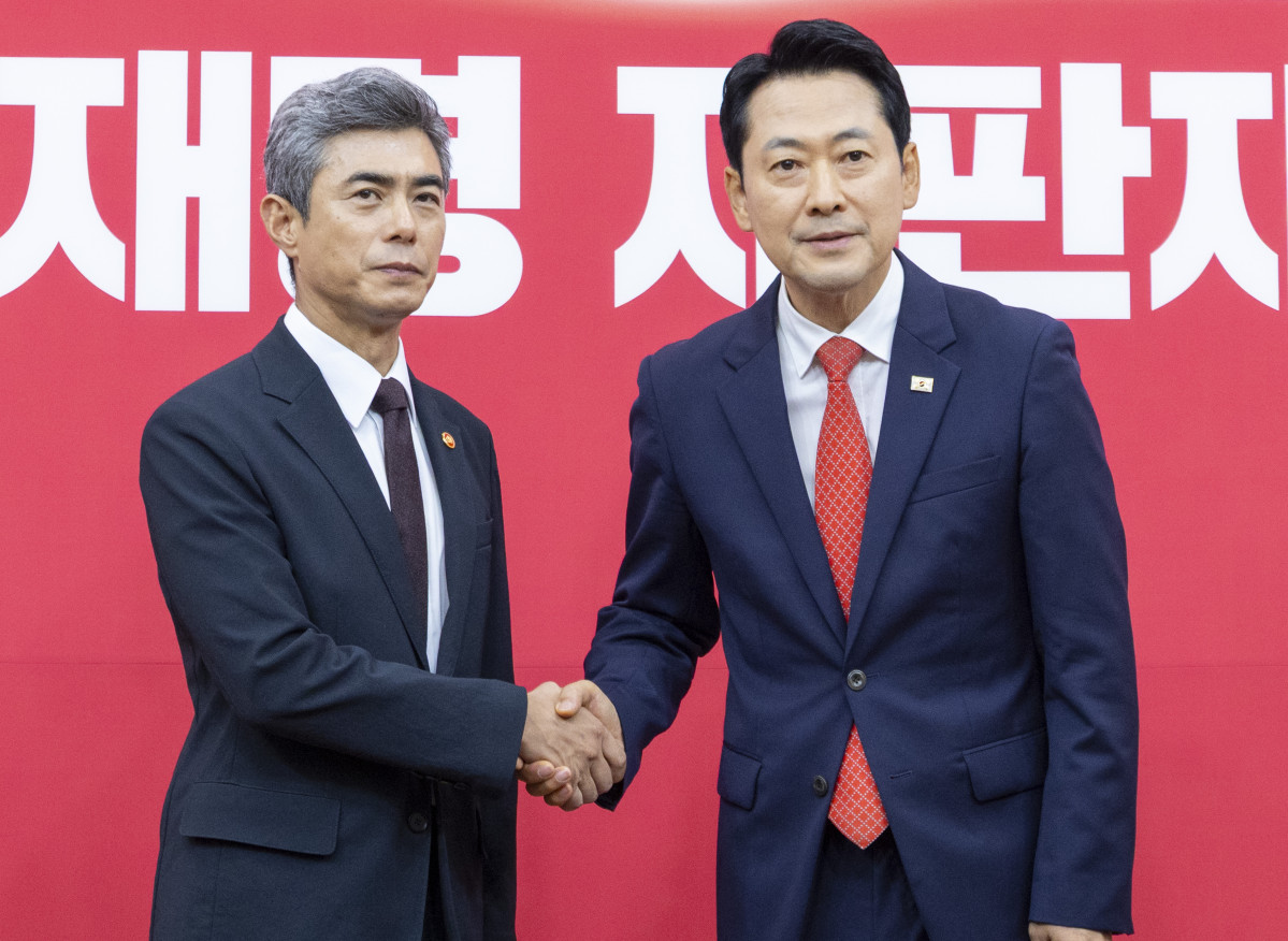 ▲국민의힘 장동혁 대표(오른쪽)가 취임 인사를 위해 국민의힘을 찾은 강신철 국방부 장관과 28일 국회에서 만나 악수하고 있다. (연합뉴스)