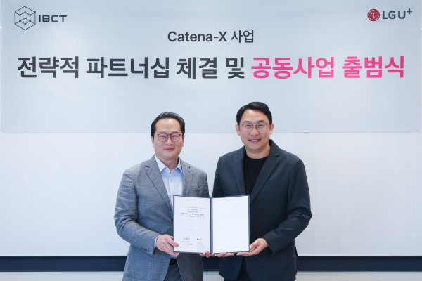 ▲서울 용산구 LG유플러스 용산사옥에서 열린 ‘카테나-X 사업 전략적 파트너십 체결 및 공동사업 출범식’에서 권근섭 LG유플러스 고객그룹담당(오른쪽)과 이정륜 IBCT 대표가 기념사진을 촬영하고 있다. (사진제공=LG유플러스)