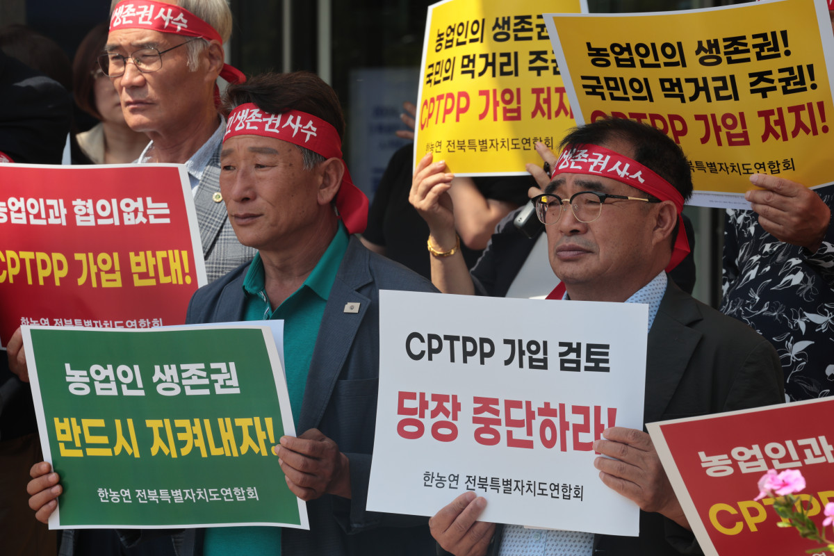 ▲9일 전북특별자치도청 앞에서 한국후계농업경영인전북특별자치도연합회가 포괄적·점진적 환태평양경제동반자협정(CPTPP) 가입 검토 중단 기자회견을 하고 있다. (연합뉴스)