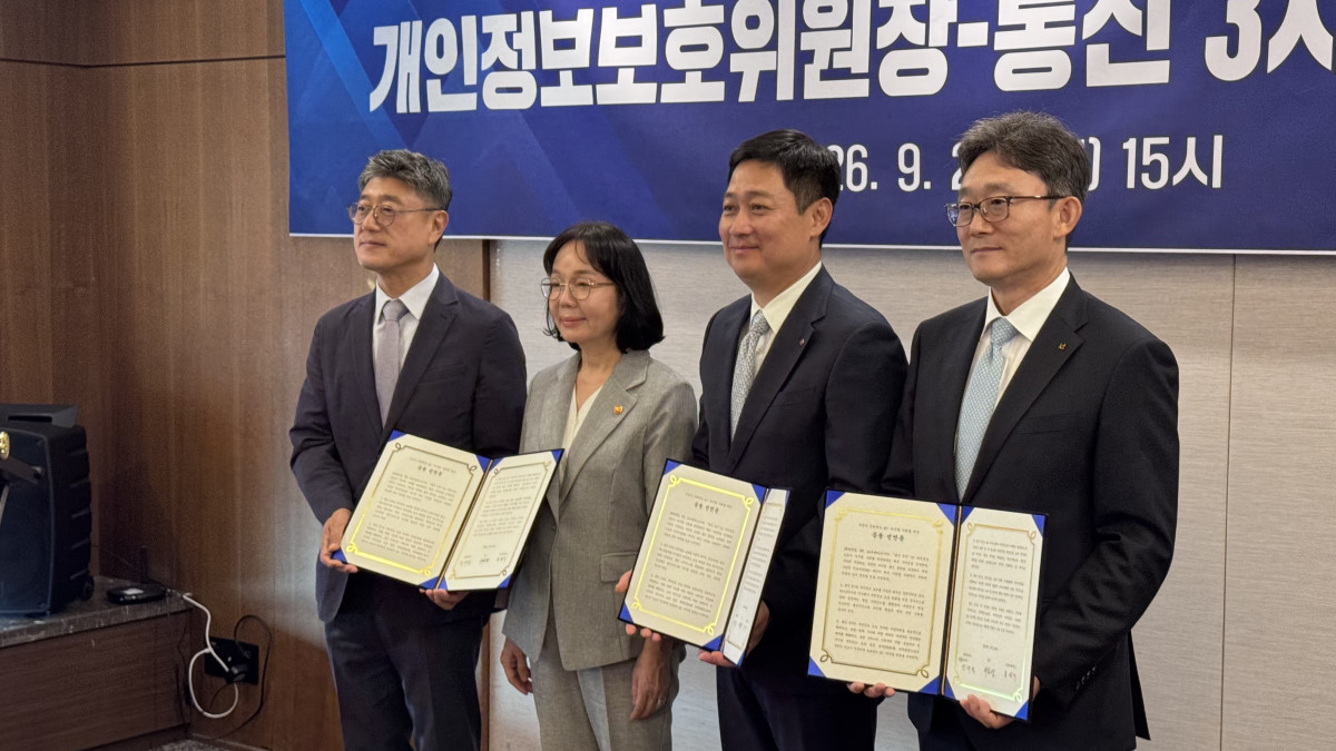 ▲송경희 개보위원장과 통신3사 대표가 만나 기념사진 촬영을 하고 있다. (개인정보위 공동취재단)