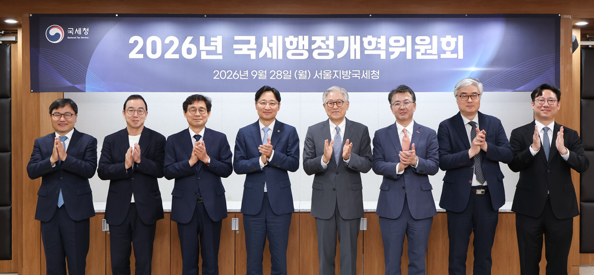 ▲임광현 국세청장(왼쪽에서 네 번째)이 28일 서울지방국세청에서 열린 국세행정개혁위원회에 참석, 위원들과 기념 촬영을 하고 있다. (사진제공=국세청)