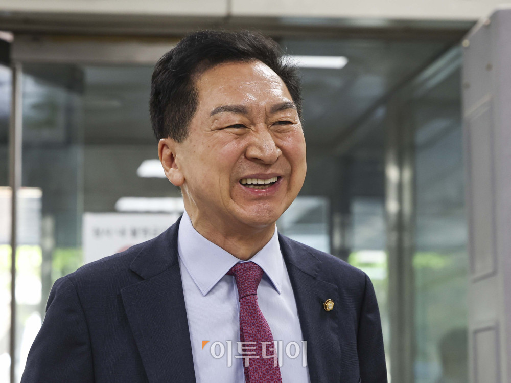 ▲김건희 여사에게 선거 지원 대가로 260만원대 로저비비에 가방을 선물한 혐의로 기소된 김기현 국민의힘 의원이 5월 22일 서울 서초구 서울중앙지법에서 열린 공판에 출석하고 있다. 사진공동취재단 (이투데이DB)