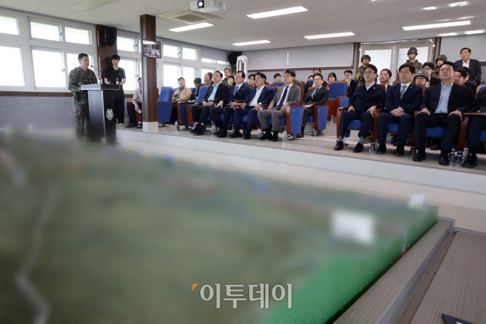 ▲국회 국방위 의원들이 28일 지로 폭발 사고가 발생한 육군 25사단을 찾아 군인들의 지뢰 탐지작업 시연을 지켜보고 있다. 국회사진기자단