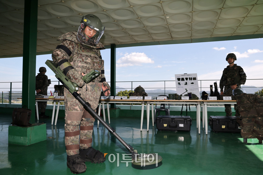 ▲지뢰탐지 요원들이 28일 지뢰폭발 사고가 발생한 25사단 전망대에서 탐지 시연을 하고 있다. 국회사진기자단