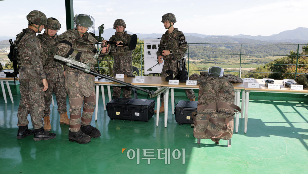 ▲지뢰탐지 요원들이 28일 지뢰폭발 사고가 발생한 25사단 전망대에서 탐지 시연을 하고 있다. 국회사진기자단