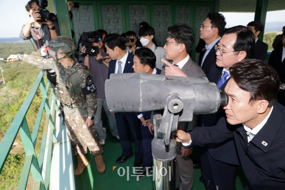 ▲김민석 더불어민주당 대표, 진성준 국회 국방위원장 등이 28일 지뢰폭발 사고가 발생한 25사단 전망대에서 지뢰탐지기 등을 살펴보고 국회사진기자단