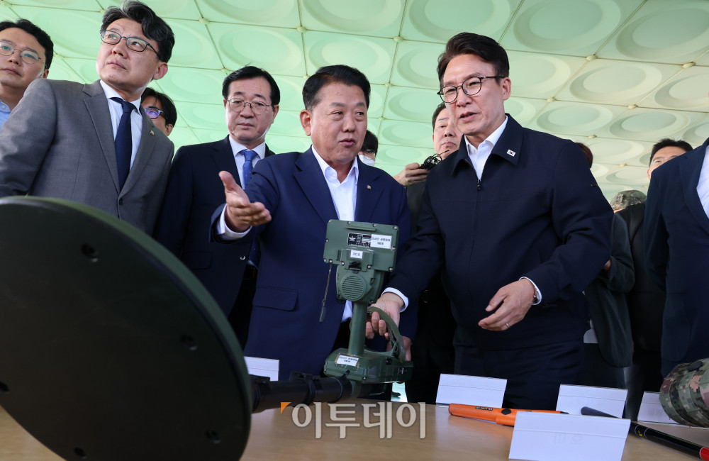 ▲김민석 더불어민주당 대표와 진성준 국회 국방위원장을 비롯한 국방위원들이 28일 오후 경기 연천군 육군 25사단 비룡전만대를 찾아 지뢰덧신과 지뢰 탐지장비 등을 살펴보고 있다. 국회사진기자단