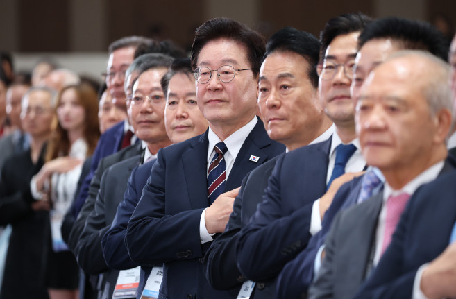 ▲이재명 대통령이 28일 인천 송도에서 열린 제20회 세계한인의 날 기념식에서 국민의례를 하고 있다. 2026.9.28 (연합뉴스)