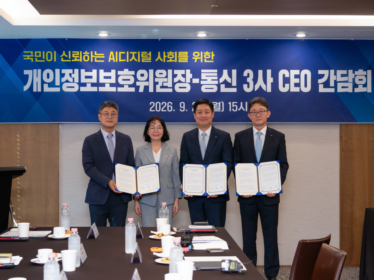 ▲송경희 개인정보보호위원회 위원장과 통신3사 CEO가 서울 중구 프레스센터에서 공동선언문에 서명을 한 뒤 기념촬영을 하고 있다. 송경희 위원장 좌측 SKT 정재헌 CEO, 송경희 위원장 우측순으로 LGU+ 홍범식 CEO, KT 박윤영 CEO. (사진제공=개인정보위)