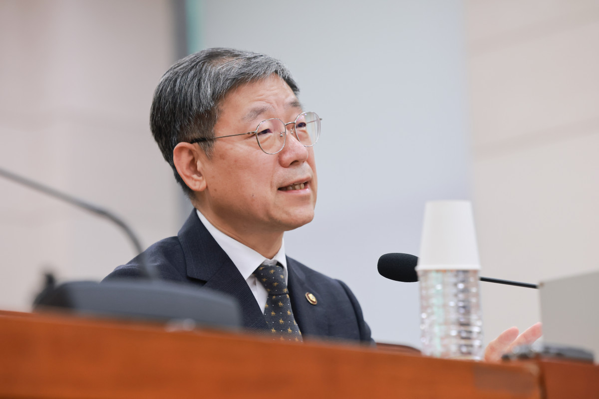 ▲노경필 법원행정처장이 28일 국회에서 열린 법제사법위원회 전체회의에서 법사위원 질의에 답하고 있다. (연합뉴스)
