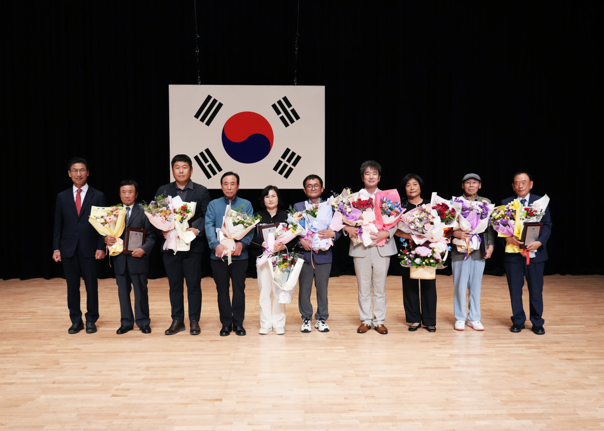 ▲28일 영천시민회관에서 열린 ‘2026년 3분기 시정발전 유공 표창 수여식’에서 수상자들이 기념촬영을 하고 있다. (영천시)