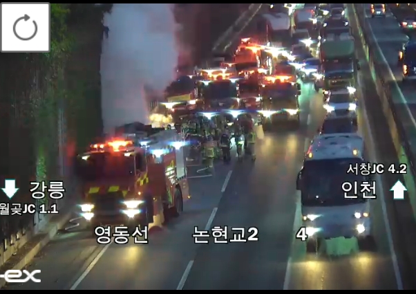 ▲[속보] 영동고속도로 월곶분기점 인근 화물차 화재 사고 발생 (출처=로드플러스 캡처)