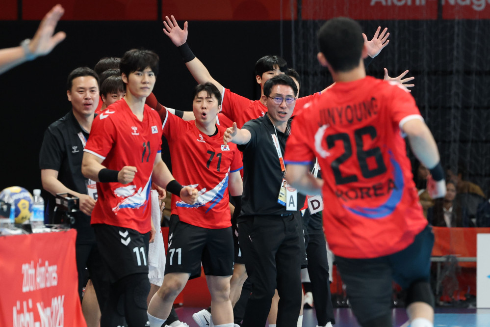 ▲28일 일본 아이치현 이나자와 엔트리오에서 열린 2026 아이치·나고야 아시안게임 남자 핸드볼 준결승 대한민국과 카타르의 경기.    한국 김진영이 득점하자 조영신 감독을 비롯해 선수들이 환호하고 있다. (연합뉴스)