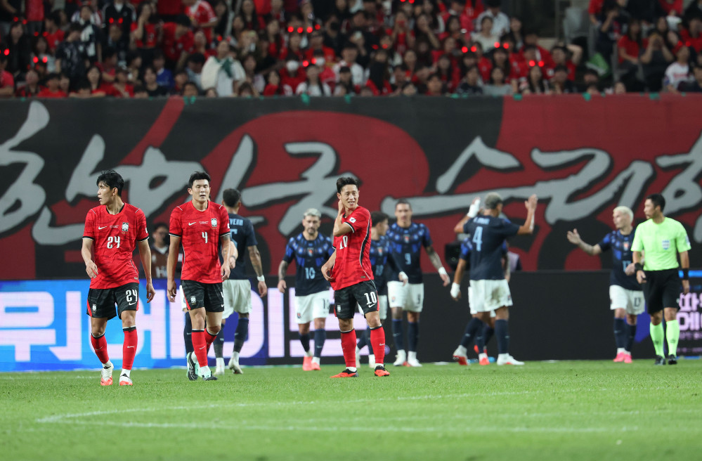 ▲28일 서울월드컵경기장에서 열린 축구 대한민국과 우루과이의 평가전.    한국 선수들이 우루과이 기예르모 바렐라에게 세번째 실점을 허용한 뒤 아쉬워하고 있다. (연합뉴스)