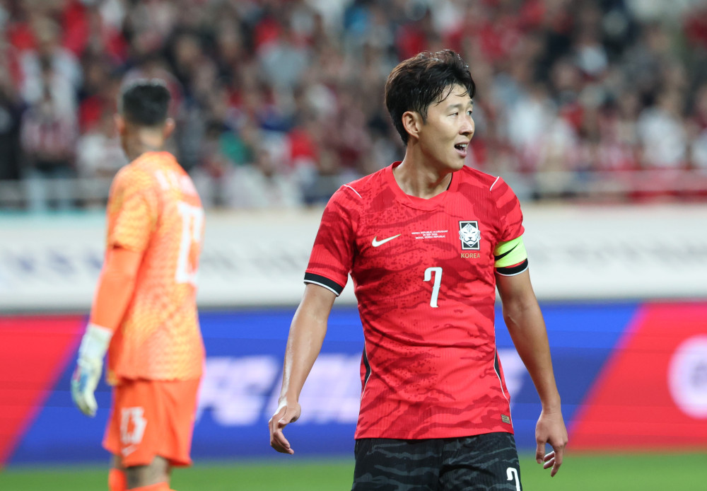 ▲28일 서울월드컵경기장에서 열린 축구 대한민국과 우루과이의 평가전.     한국 손흥민이 슛을 한 뒤 아쉬워하고 있다. (연합뉴스)