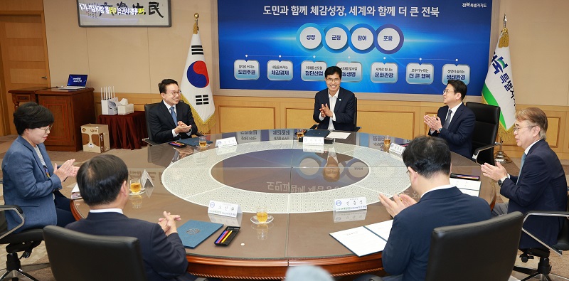 ▲이원택 전북지사와 양충모 남원시장, 도내 주요 병원 관계자들이 국립의전원 남원 설립·운영 지원 방안을 논의하고 있다. (사진제공=전북특별자치도)