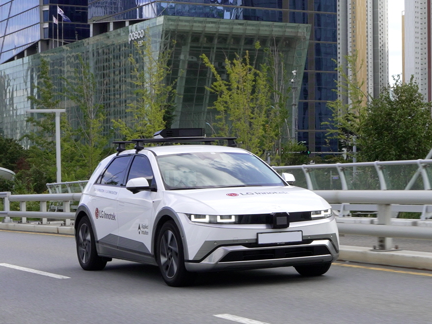 ▲LG이노텍의 자율주행 센싱 데이터 수집 차량(Data Collection Vehicle)이 도심을 달리고 있다. (사진=LG이노텍)
