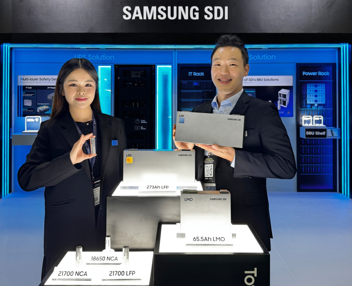 ▲삼성SDI가 'DCWA 2026'에서 공개한 원통형, 각형 LFP 배터리 (사진제공=삼성SDI)