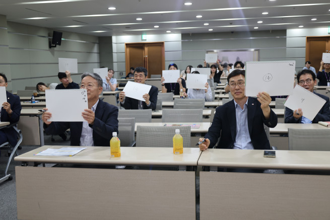 ▲소상공인시장진흥공단 안태용 부이사장(앞줄 오른쪽), 김유오 상임이사(앞줄 왼쪽)가 28일 대전 소진공 본부 대강당에서 ‘제3회 SEMAS 도전! 청렴골든벨 결선전’에서 퀴즈를 풀고 있다. (사진제공=소상공인시장진흥공단)
