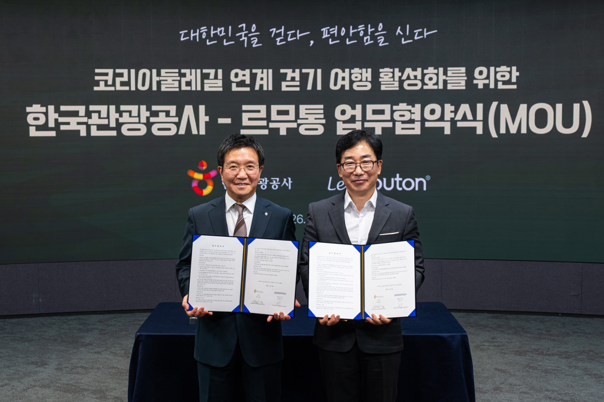 ▲허민수 ㈜우주텍 대표(오른쪽)와 박성혁 한국관광공사 사장(왼쪽)이대한민국 걷기 여행 활성화 및 지속 가능한 걷기 문화 정착을 위한 업무협약(MOU)을 체결했다. (사진제공=르무통)