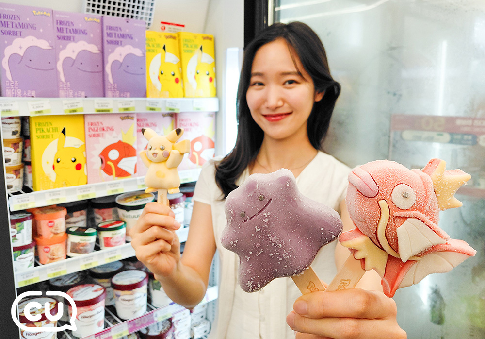 ▲모델이 편의점 냉장고 앞에서 포켓몬스터 캐릭터를 형상화한 3D 아이스크림 3종을 들고 있다. (사진제공=CU)