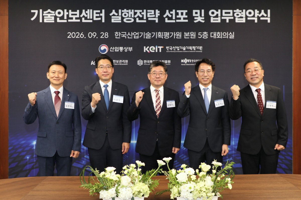 ▲한국산업기술기획평가원(KEIT, 원장 이용필)은 9월 28일 대구 본원에서 ‘기술안보센터 실행전략 선포 및 업무협약식’을 개최했다. 왼쪽부터 한국특허기술진흥원 임영희 원장, 한국산업기술기획평가원 이용필 원장, 산업통상부 김태우 국장, 한국전자기술연구원 노건기 원장, 무역안보관리원 신재혁 본부장(원장 직무대행) (사진제공=KEIT)
