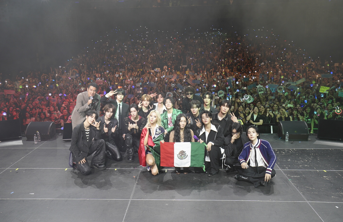 ▲26일 멕시코시티 펩시센터에서 개최한 ‘Korea Spotlight @Mexico City 2026’에서 전 출연진이 기념사진을 촬영하고 있다. (콘진원)