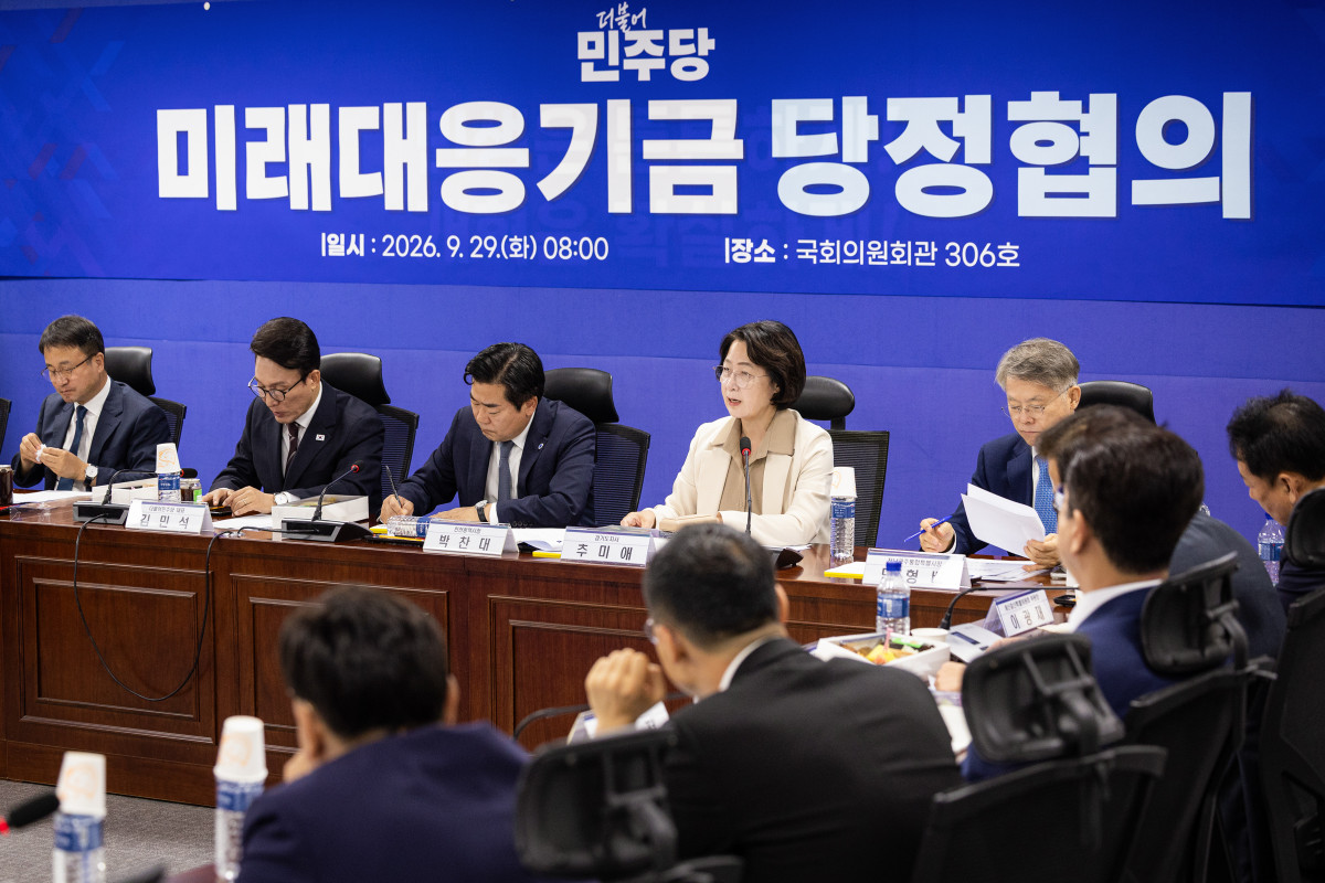 ▲추미애 경기도지사가 29일 국회의원회관에서 열린 미래대응기금 당정협의회에서 발언하고 있다. 추 지사는 이날 추가세수 창출 기여도를 반영한 재투자와 청년기본소득의 국가 시범사업 전환, 지방미래성장지원금 배분 기준 마련 등 세 가지를 건의했다. (경기도)