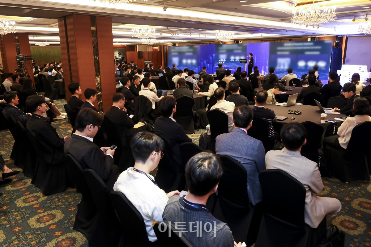▲29일 오전 서울 중구 더그랜드롯데 서울에서 열린 코리아 프리미엄 위크 2026 삼성전자 상장기업 설명회(IR)에서 노미정 삼성전자 상무가 발언하고 있다. 코리아 프리미엄 위크는 정부와 한국거래소가 한국 자본시장을 해외 투자자에게 알리기 위회 개최된 기업 설명회다. 고성준 기자 joonko1@