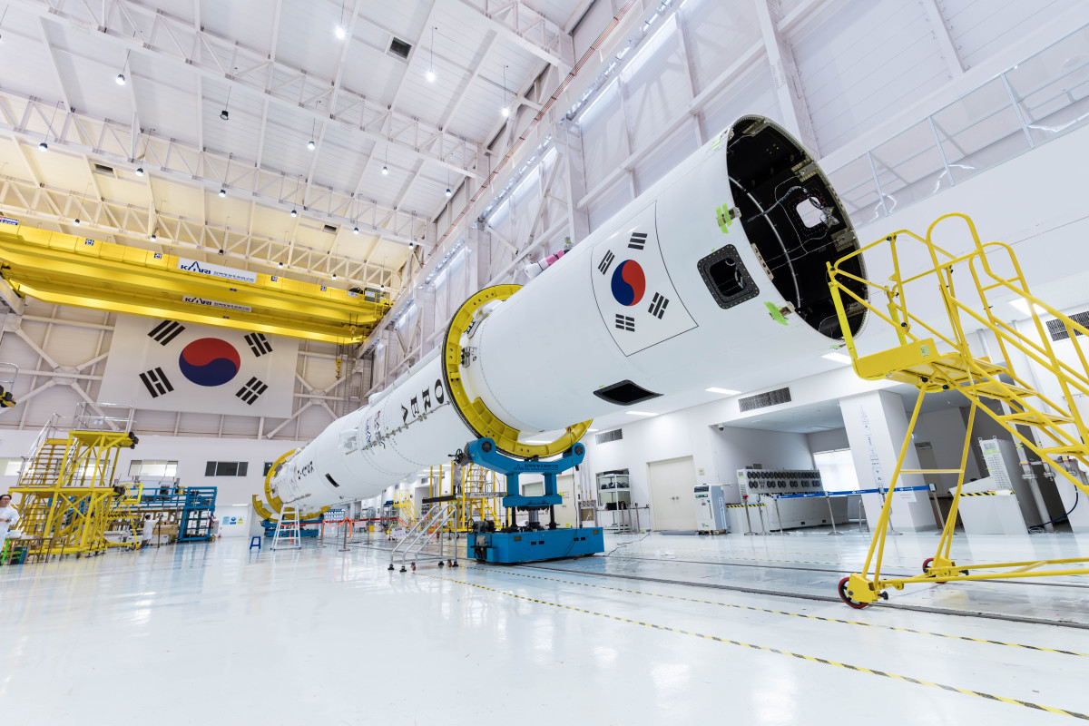 ▲지난 14일 전남 고흥 나로우주센터 발사체종합조립동에서 누리호 5호기 1·2단이 결합돼 있다. (사진제공=한국항공우주연구원)