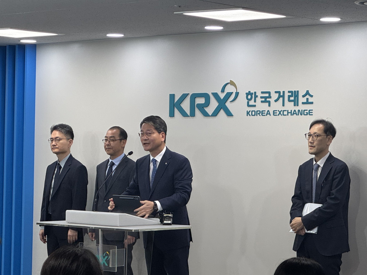 ▲29일 황선오 주가조작 근절 합동대응단장(왼쪽에서 세번째)이 서울 여의도 한국거래소 서울사무소에서 주가 근절 합동대응단 브리핑을 진행하고 있다. (사진=서청석 기자)