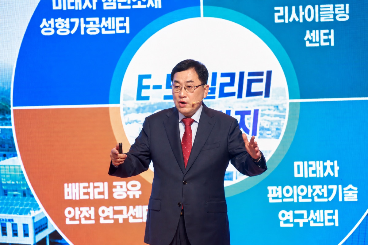 ▲경주시가 한·불 수교 140주년을 맞아 프랑스 순방을 추진하는 가운데, 미래차 첨단소재 및 배터리 연구 등 지역의 혁신산업 현황을 요약한 정보 그래픽이 소개되고 있다.