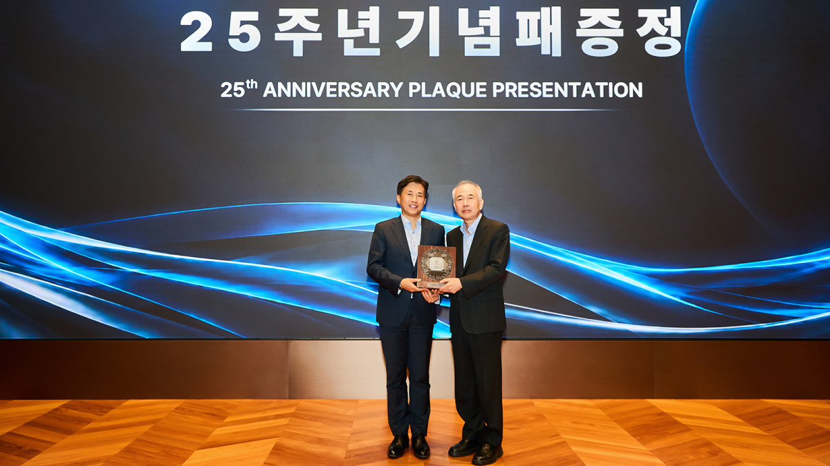 ▲SK하이닉스 곽노정 대표이사 사장이 동반성장협의회 황철주 회장에게 25주년 기념패를 증정한 뒤 함께 기념촬영을 하고 있다. (사진제공=SK하이닉스)