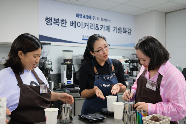 ▲28일 서울 신대방동 비알코리아 아카데미에서 상미당홀딩스와 행복한재단이 장애인 근로자를 대상으로 바리스타 기술교육을 진행했다. 비알코리아 전문 강사가 교육생에게 바리스타 기술을 지도하고 있다. (사진제공=상미당홀딩스)